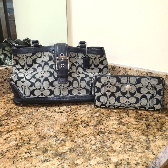 Coach handbag with matching wallet - Picture 1 of 3